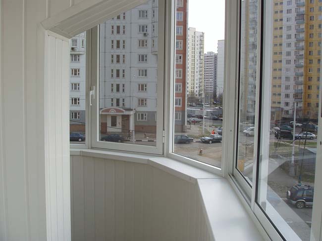 Закругленное радиусное остекление полукруглого балкона и лоджии Смоленск