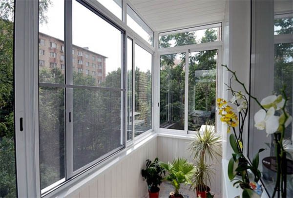 Недорогое остекление балконов и лоджий алюминиевым профилем от производителя окон Смоленск
