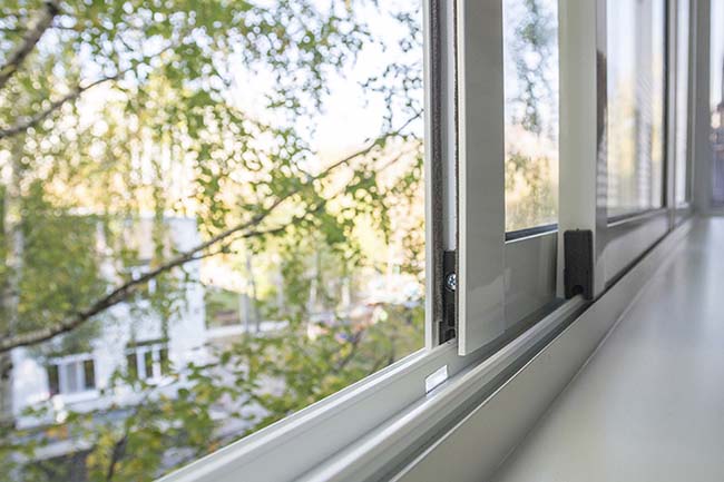 Раздвижное холодное остекление распашными окнами Смоленск