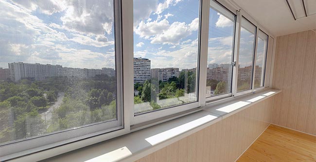 Чем застеклить балкон: ПВХ или алюминием Смоленск
