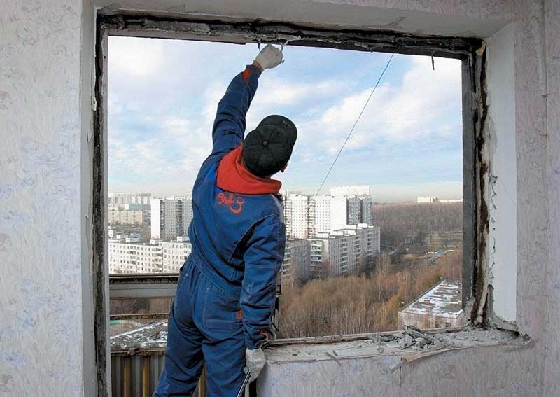 Демонтаж старого остекления балкона Смоленск